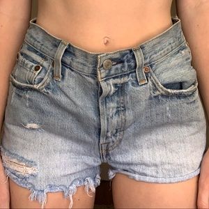 Size 25 Levi Shorts!